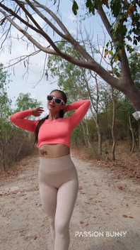 Bellezza Che Cammina E Divertimento Nella Foresta - Uniamoci