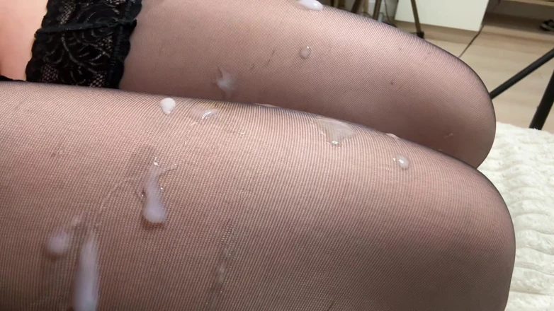 HannahKim: Kouřím ptáka a stříkají na mé punčochy