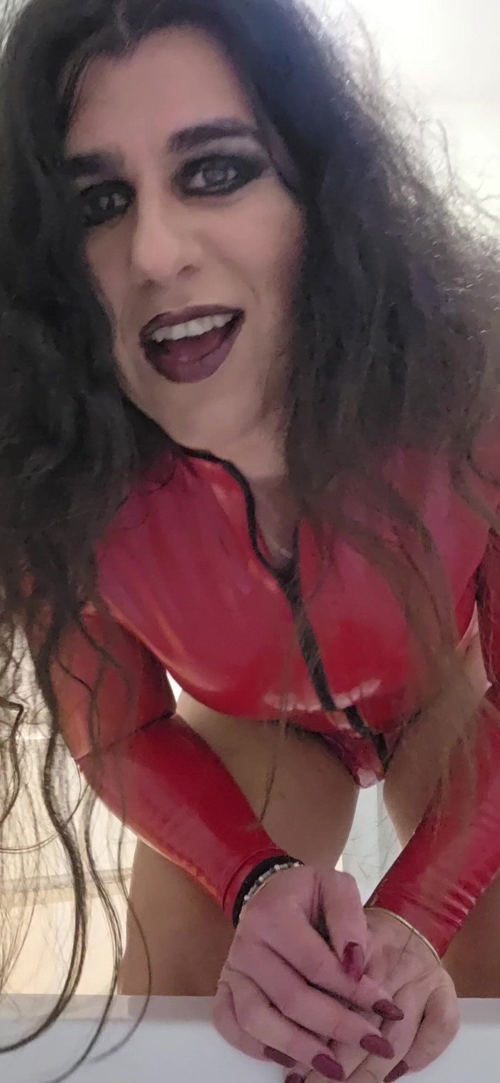 Bella Roma: Pani nakazuje ci pić jej złote sikanie