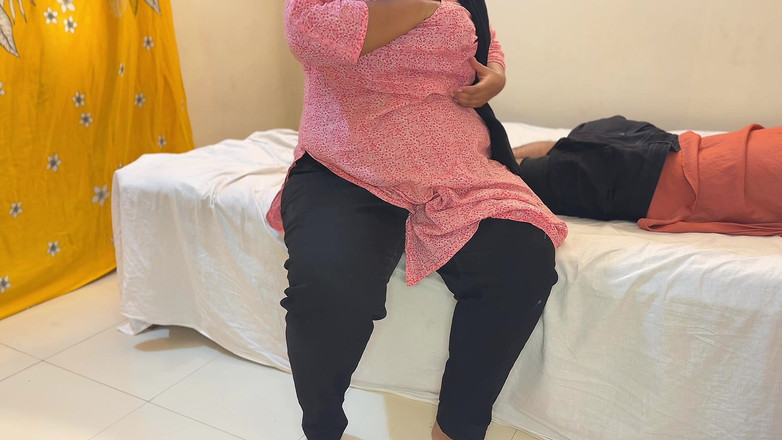 Aria Mia: Teen 18 tuổi đeo kính mẹ kế nóng bỏng trên giường của...