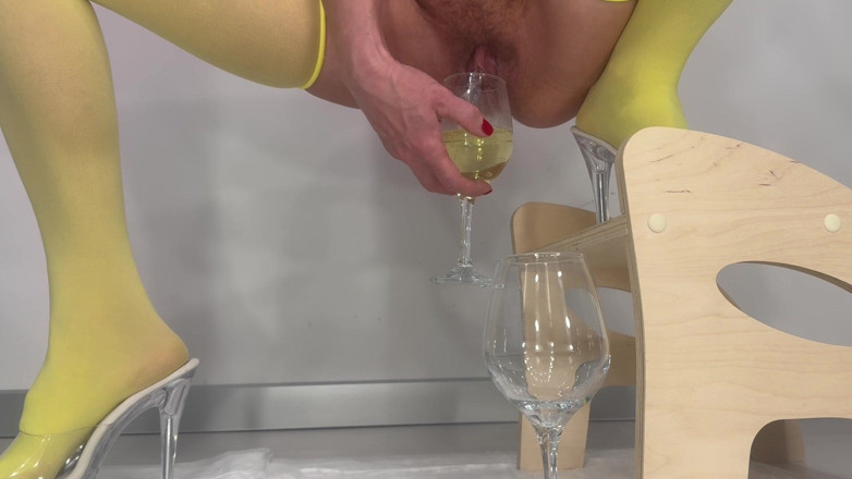 AnnaBUST: I Pee in Glasses in Yellow Stockings