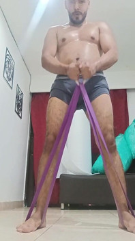 Sexy esercizio latino peloso a casa
