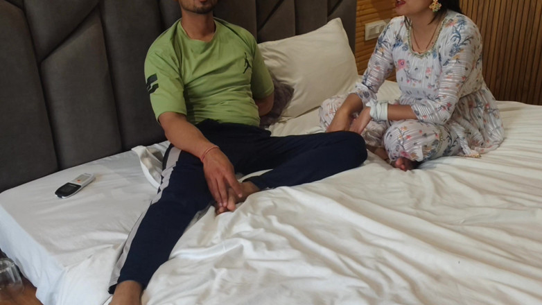 Hornycouple149: Saara bhabhi nghịch ngợm dạy làm tình cho thiếu niên...