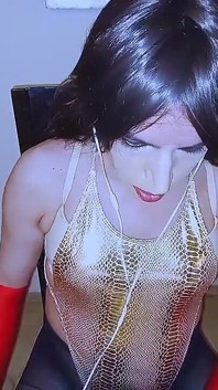 Sexy travesti regardant du porno et appréciant ma féminité