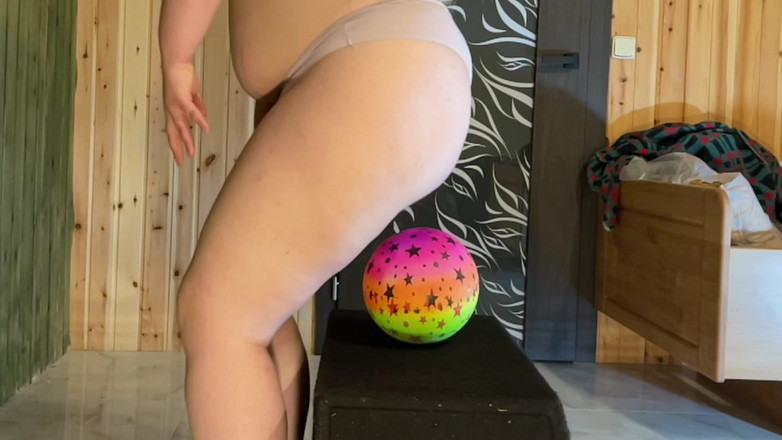 BeachBallsDuo: 105公斤的露西软橡胶球坐在粉红色内衣特别