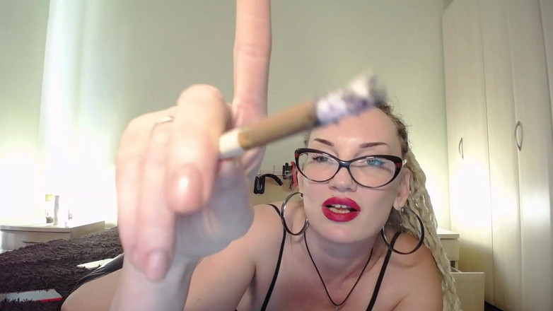 BadAssBitch: Fumando cig lábios vermelhos