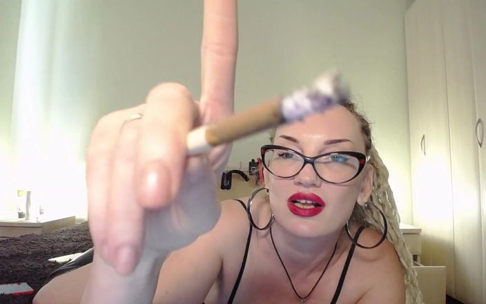 Bad ass bitch: Fumando cig lábios vermelhos