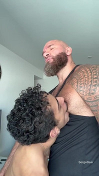 Oso muscular toma el control de un twink hambriento