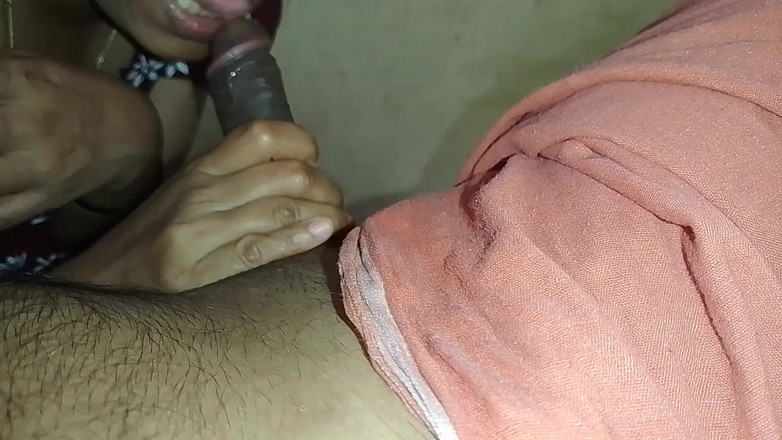 Skydreem1104: Fată indiană din sat își bagă penisul soțului în gură și suge laptele