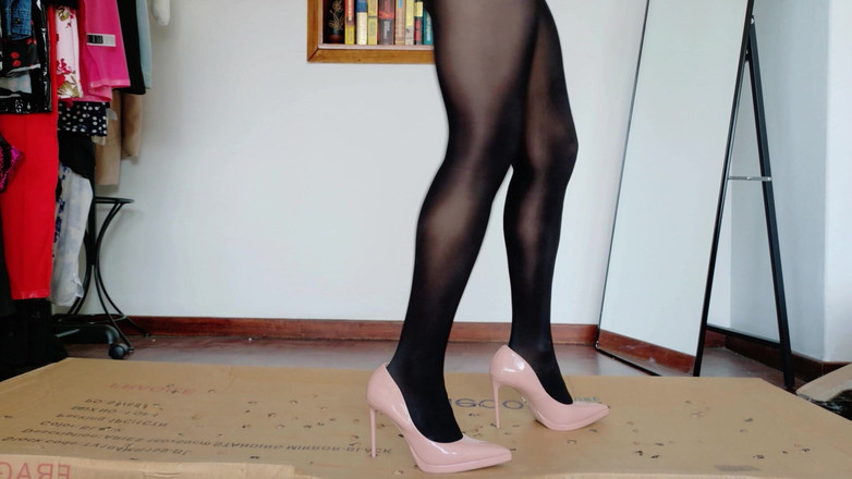 Kinky Lyrical: Ničení krabic - v nylonu a jehlových podpatcích