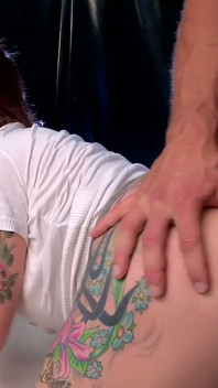 Vuile sperma pawg getatoeëerde milfslet Tallulah Thorne in hardcore dubbele penetratie trio met twee zwaargeschapen grote blanke pik hengsten