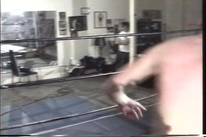 Gaylicious: Chico guapa musculoso se estira el culo en el ring...