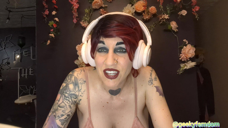 Geeky Femdom: 후타 게이머 소녀