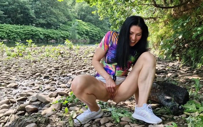 Nicky Brill: Larg lărgită goală în aer liber și pișare