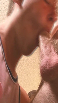 Gay Suckers Scéna 4: Nadržený Twink Sání dvou ptáků najednou ve trojce