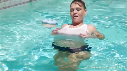 Nasty Girlfriends: Mokrá a ošklivá kozatá show v Daisy Dukes, punčocháče