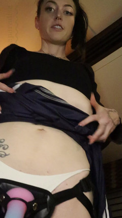 Nina Paradisa: Dea stuzzica con lo strap-on e prepotente del ragazzo beta
