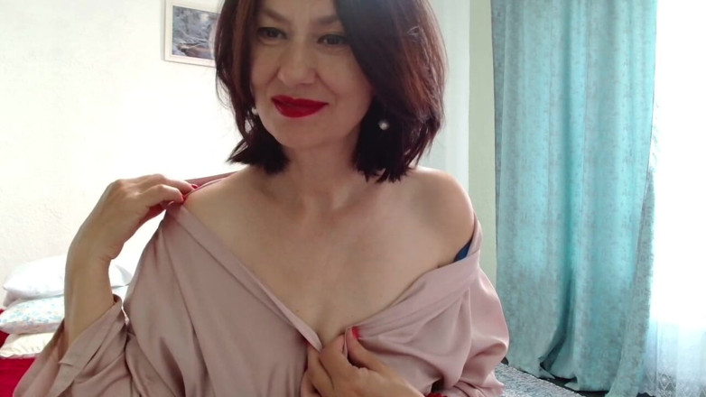 ANGELA_LADY: คุณนายในถุงน่องสีขาว ยัดกางเกงในลูกไม้สีขาวเข้าไปในหีขนดก