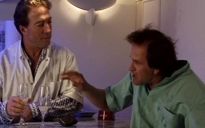 Filles Francaises: Une infirmière française incroyable fait un trio anal hardcore