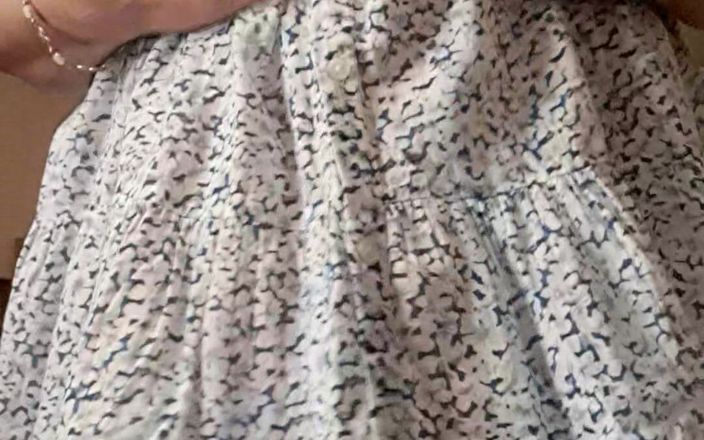 Mommy big hairy pussy: Mostrando el coño gordo y peludo debajo de su vestido