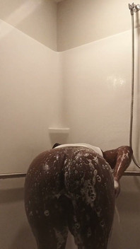 Getränkt und tropfend in der dusche necken