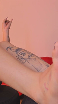 Krásná Femdom Latina S Tetováním Vás Ponižuje Ve Španělštině, Zatímco Se Díváte Na Její Nohy
