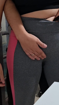 Masturbiert ihr Cameltoe auf dem Tisch mit der Hilfe des nachbarn