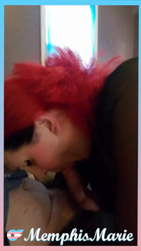 Travesti chupa la polla de papá dominante y se traga su nur