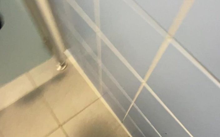 LikeToSuck: Première éjaculation dans les toilettes publiques