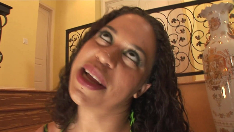 Africans Orgasm: Chica negra dando mamadas a una pandilla negra