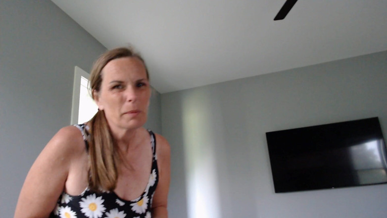 KimitheMilfMommy: 性感熟女与自然dd's在你的脸上