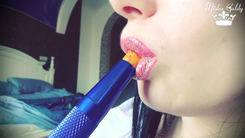 Goddess Misha Goldy: Nutte raucht &amp;lippenstift-fetisch