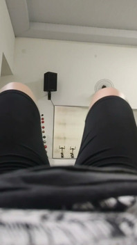 Gadis Kulit Putih Lagi Olahraga Pakai Legging Sambil Menandai Memeknya