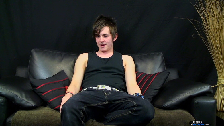 Homo Emo: Zackarry delivers the juice in his debut wank