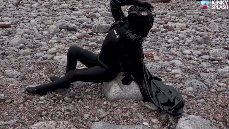UKCuteGirl Lucy Lauren: 毒气面具女神 - 橡胶wetsuit和pvc mac beach挑逗