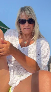 Sbrigati e sborra prima di farmi beccare