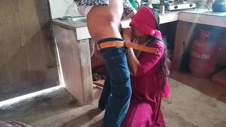 Skydreem1104: भारतीय गृहिणी अपने पति का अपने मुंह में लेने में मजा लेती है