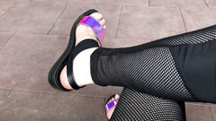 Goddess Misha Goldy: Moje nové lesklé sandály a prsty na nohou škádlí venku