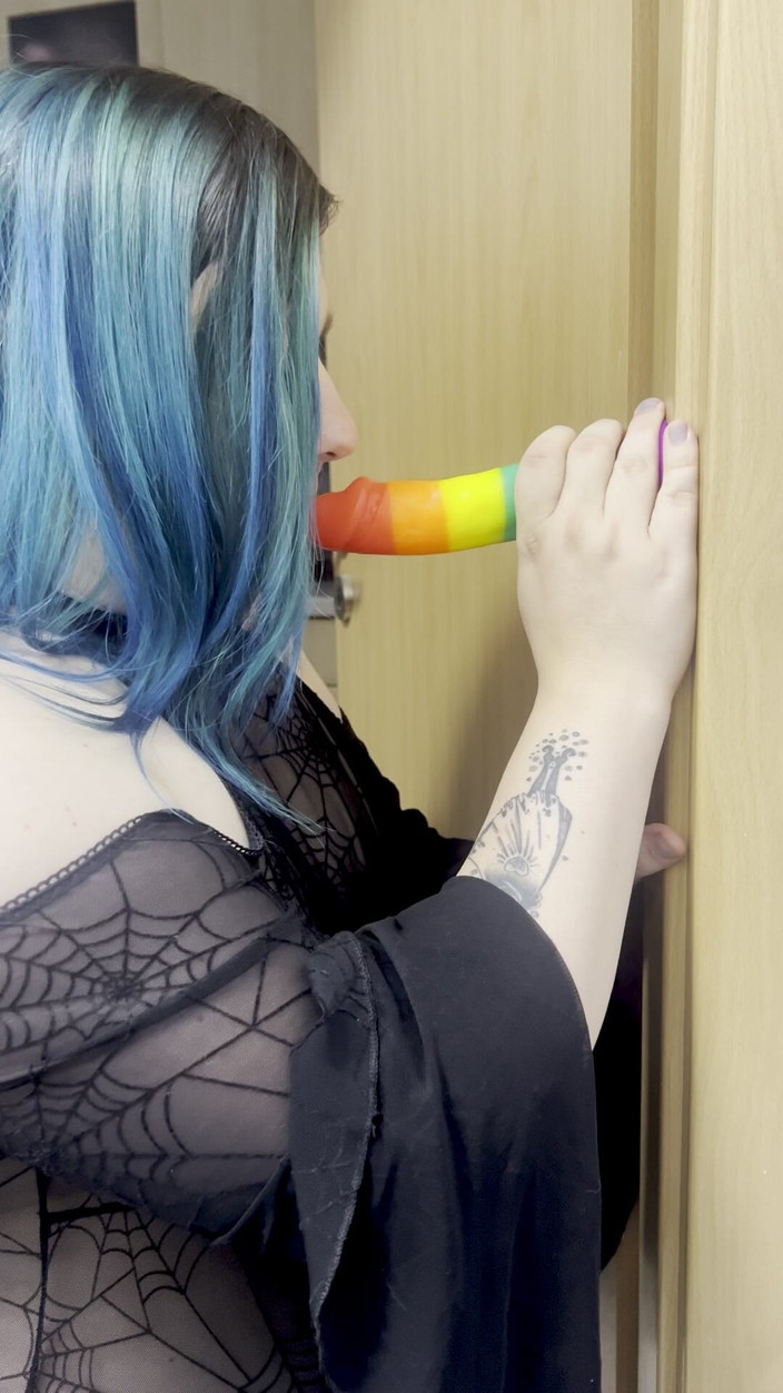 Feelingharmony: Dildo diep in keel tranen