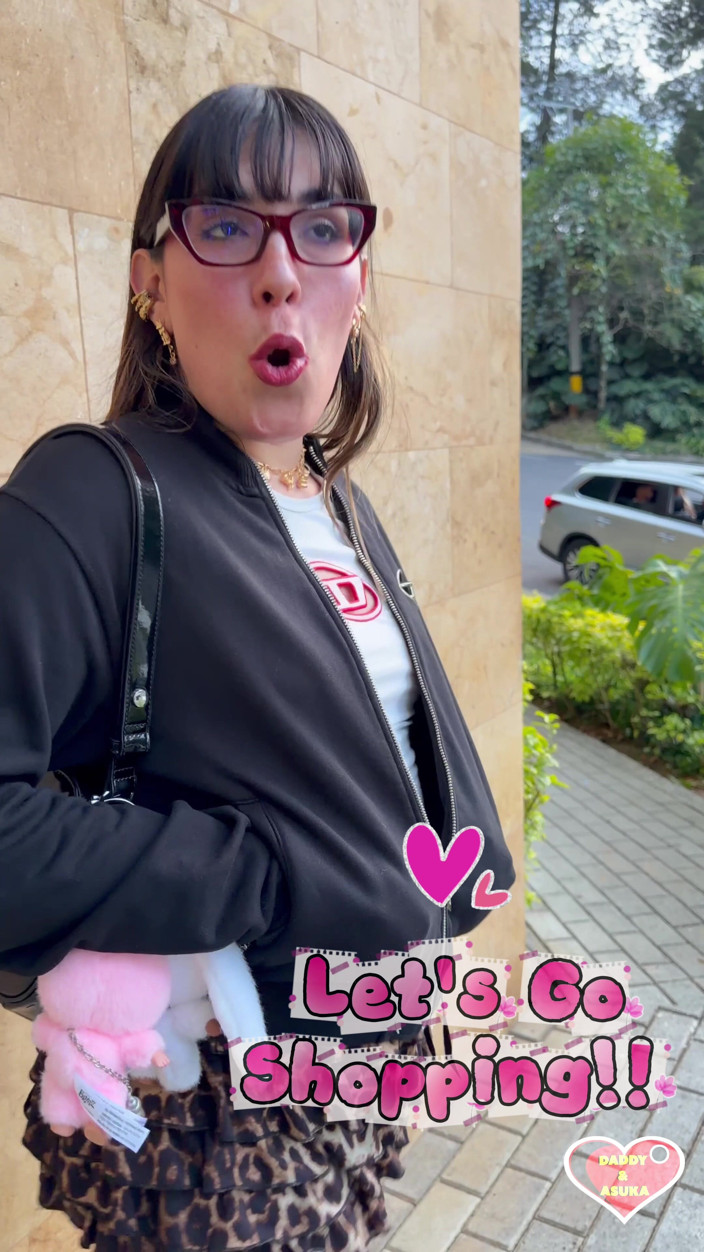 Daddy and Asuka: Pink Kitty Likes to Go Shopping