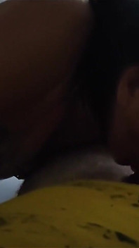 Madrastra chupando a su hijastro en secreto y cuando su marido está distraído viendo el juego.