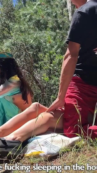 Roztomilé princezny Jasmine a Sněhurka od hrubých kluků v pohádkovém lese