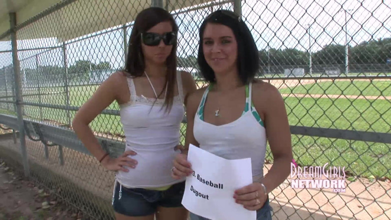 Dream Girls: Riskantní nahota ve sportovním komplexu