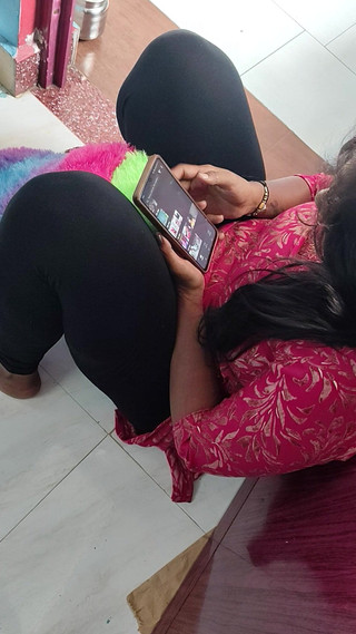 Tamil lesbian: Ateşli konuşma ve elbise giyme