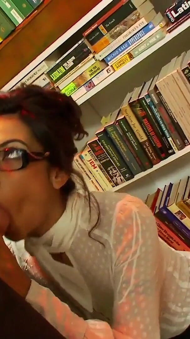 Big cock lovers: Lou Charmelle una zorra morena infiel abre las piernas para...