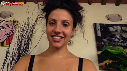 Foot Fetish HD: Sexy brunetka Tessa si hraje s nohama a krémem