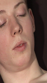 Rubia de 18 años se masturba, dedos en su agujero y dispara un cubo! James Lewis Solo