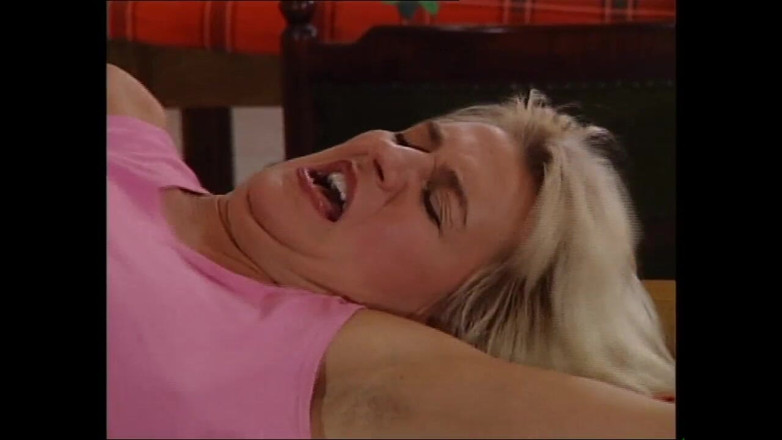 Deutschland porn: Era arrabbiata con il suo ragazzo perché non voleva scoparla.