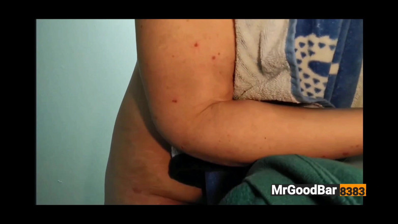 MrGoodBar LongJohnson: 刚洗完澡的大屁股熟女把她的大屁股擦干并给我摇晃！