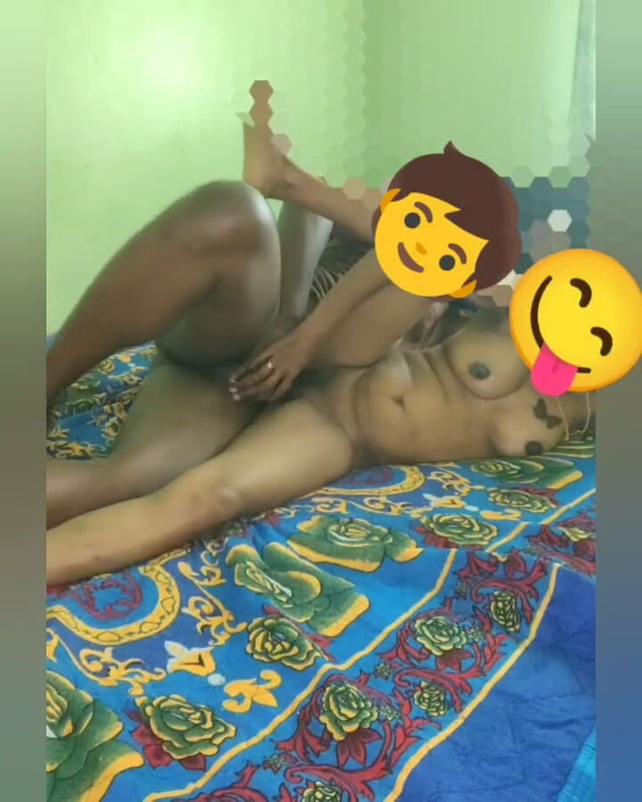 Tamilnaduu: 性感的妻子在家里操她的丈夫
